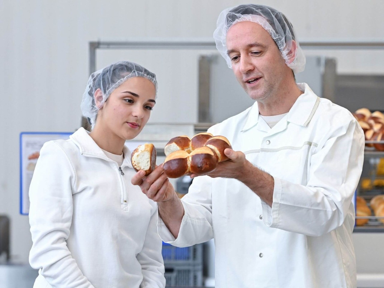 Zwei Mitarbeiter und ein Krustenkranz