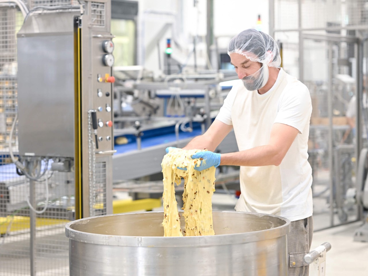 Lachende Mitarbeitende in der Produktion