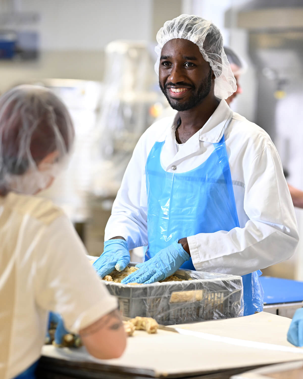 Mitarbeitender während der Arbeit in der Produktion